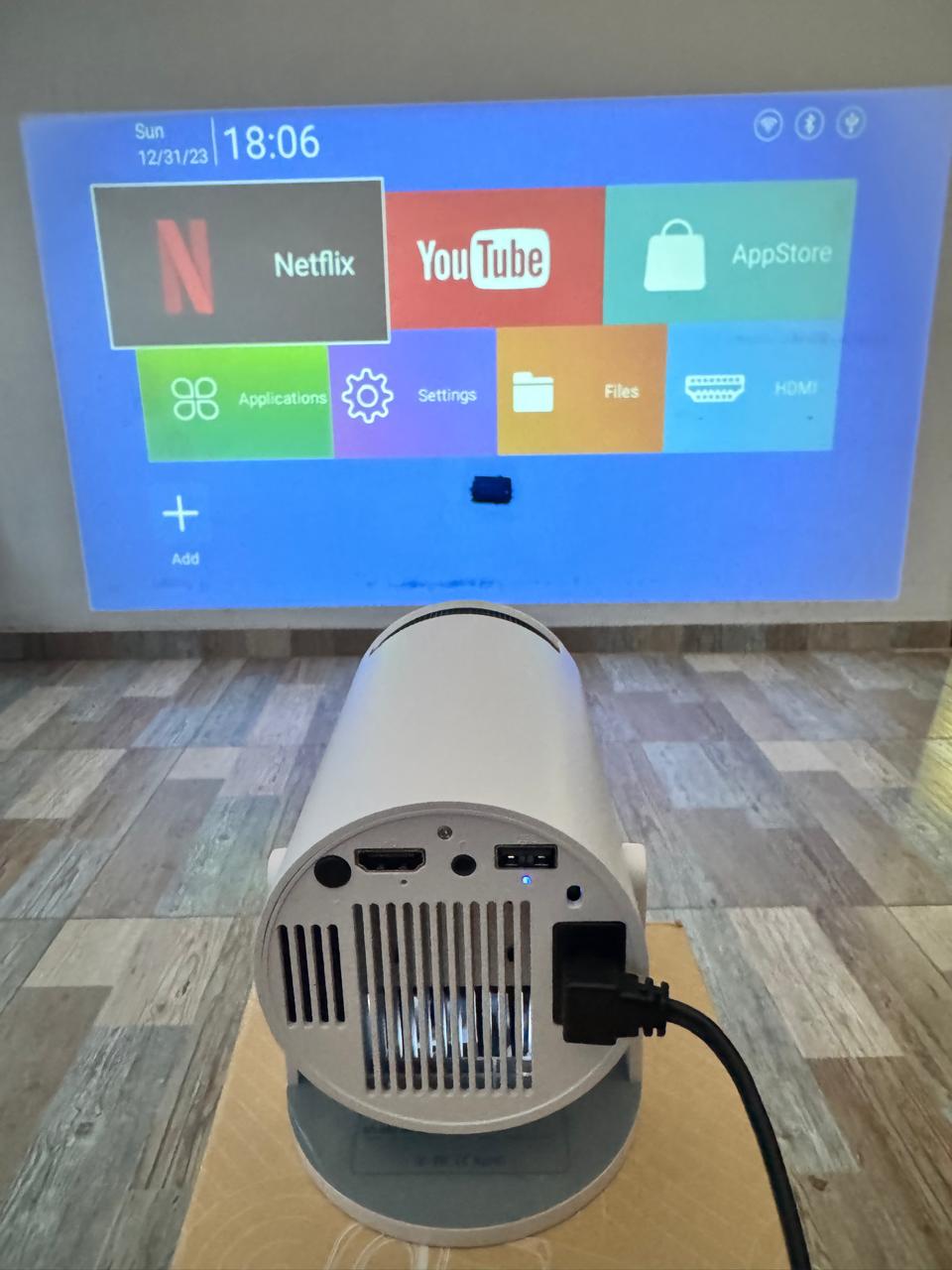 MINI PROYECTOR PORTÁTIL HY300 ANDROID 11 SMART 4K – BLANCO 110v-220v